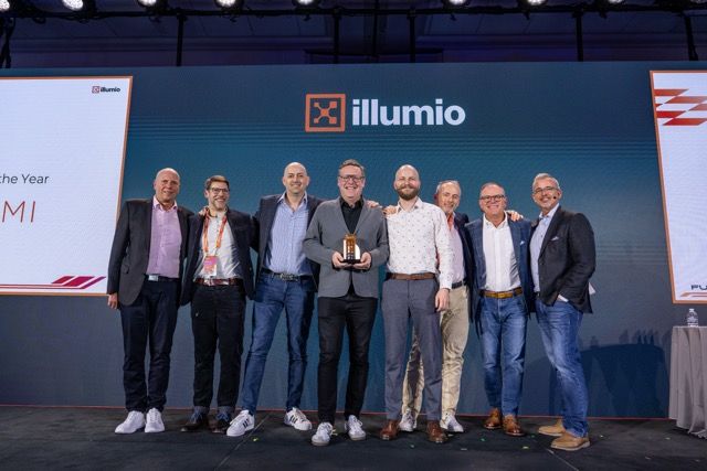 Gruppenfoto auf der Bühne der Illumio-Partnerkonferenz: KAEMI nimmt den EMEA Partner of the Year Award entgegen