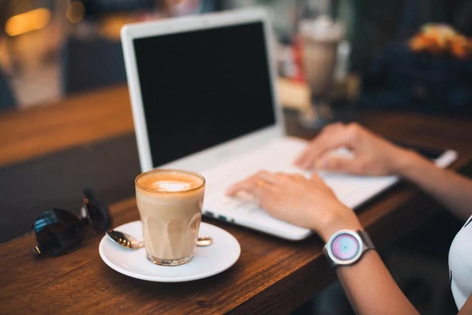 Arbeiten am Laptop im Café