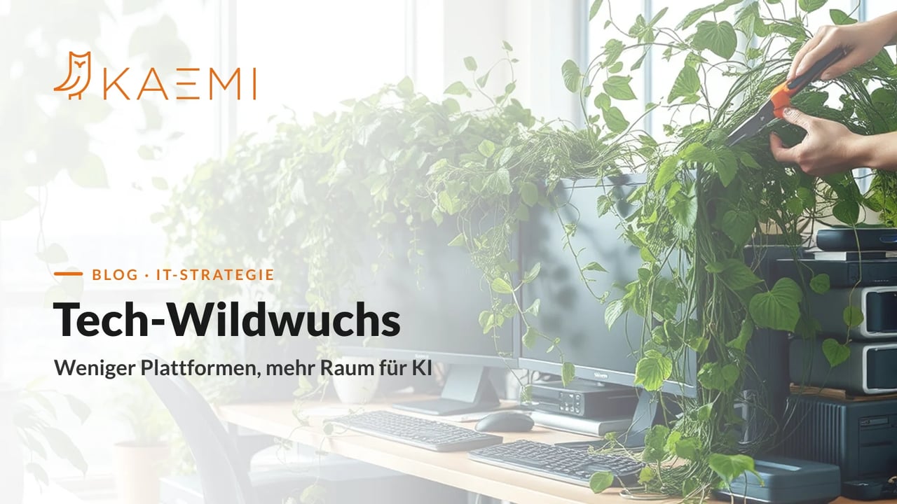 Tech-Wildwuchs eindämmen: von Ranken überwucherte Monitore werden mit der Gartenschere zurückgeschnitten – Sinnbild für Plattformkonsolidierung (KAEMI)