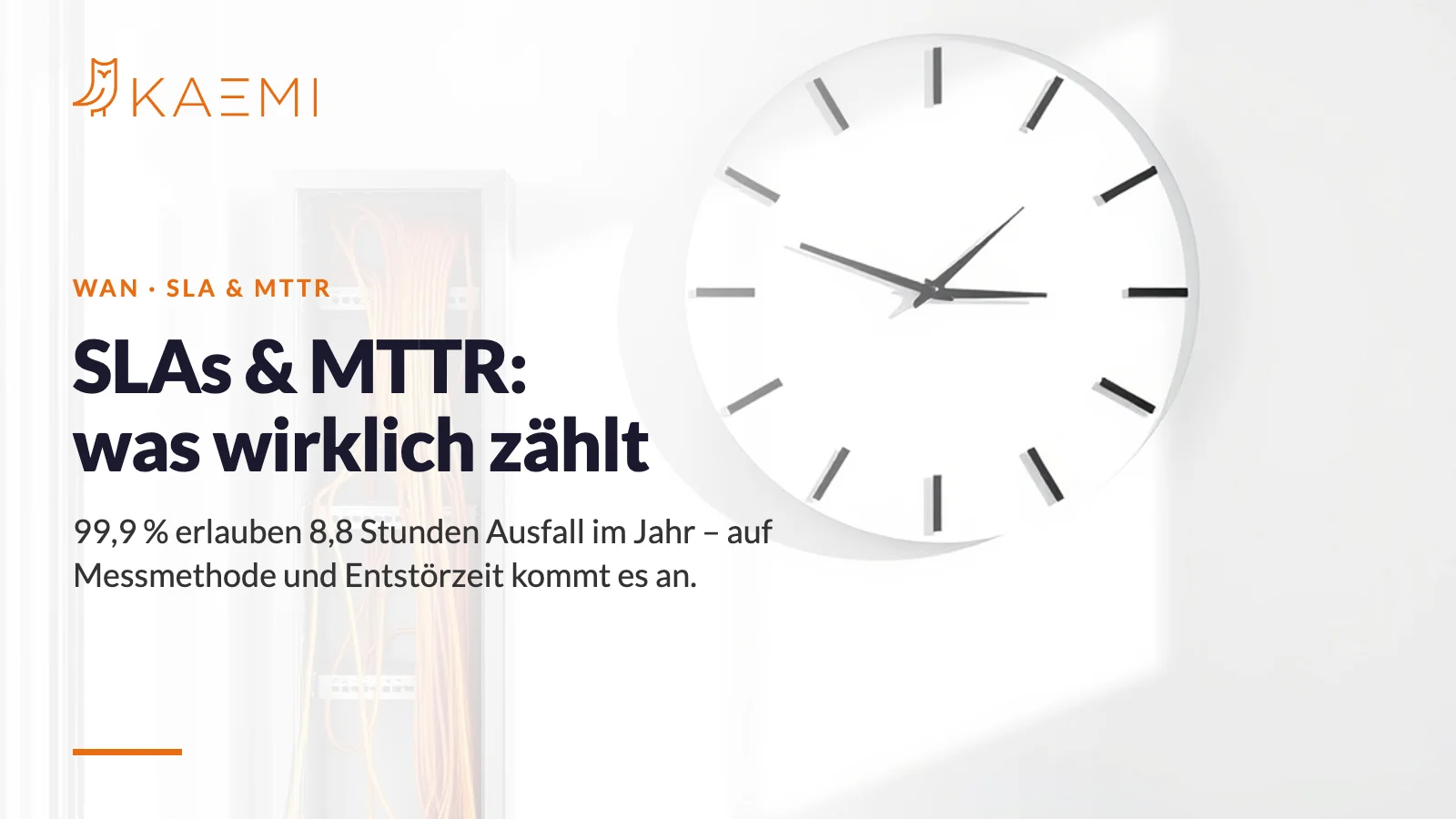 Minimalistische Wanduhr neben Netzwerk-Kabelkanal mit orangen Patchkabeln – WAN-SLAs und MTTR: Was wirklich zählt