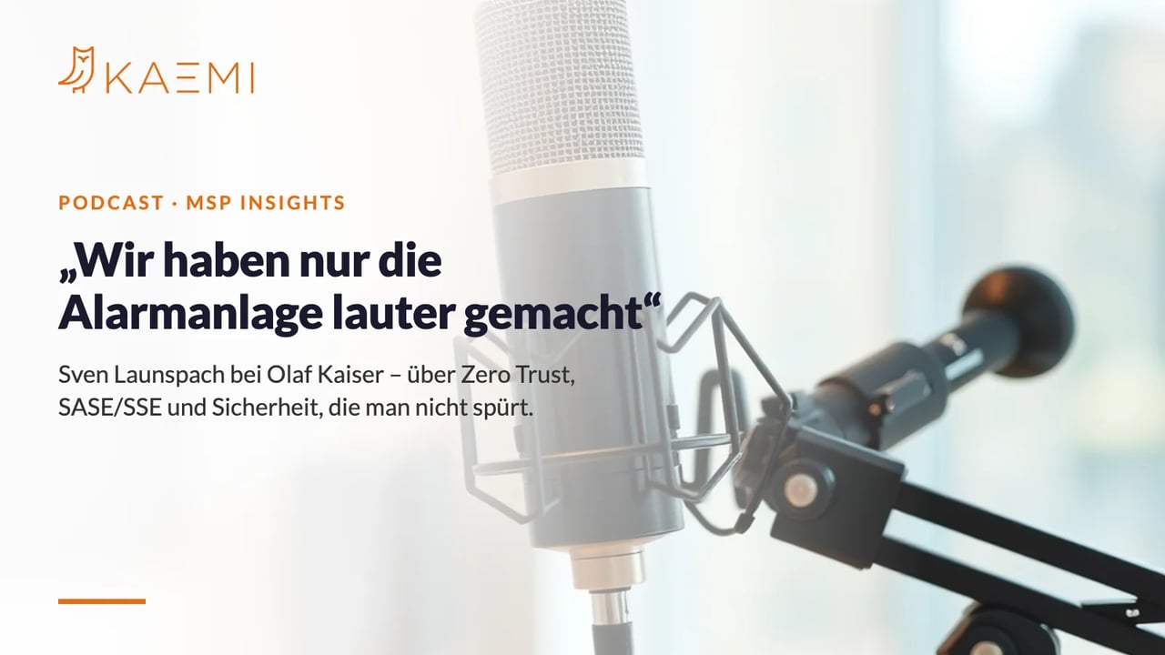 Studio-Mikrofon in hellem Podcast-Studio – Podcast MSP Insights mit Sven Launspach und Olaf Kaiser