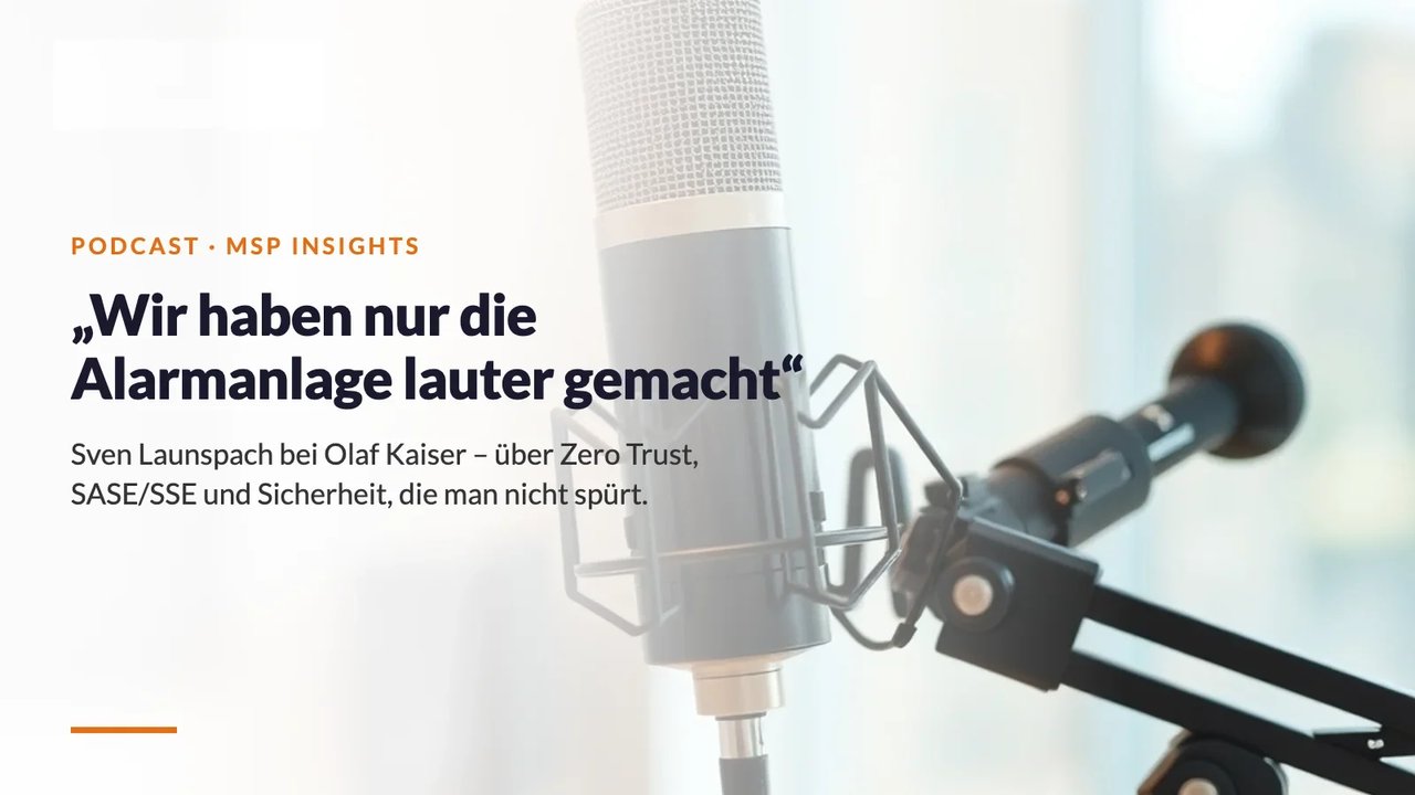 Studio-Mikrofon in hellem Podcast-Studio – Podcast MSP Insights mit Sven Launspach und Olaf Kaiser