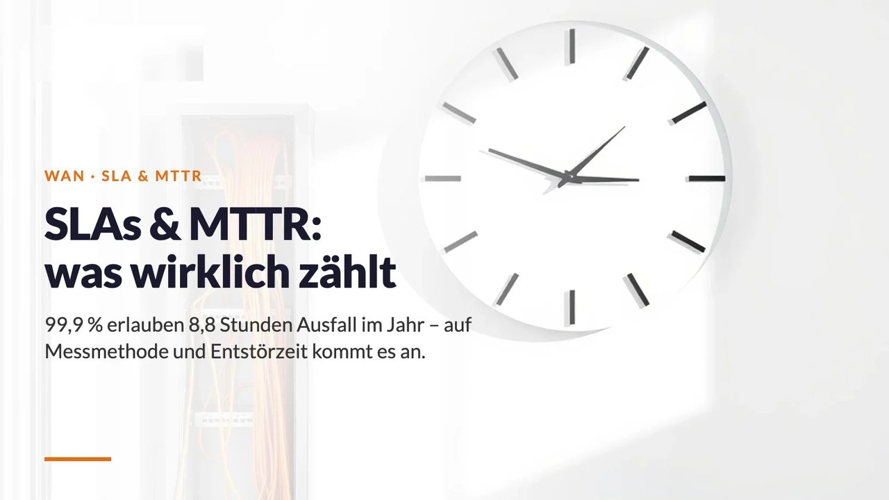 Minimalistische Wanduhr neben Netzwerk-Kabelkanal mit orangen Patchkabeln – WAN-SLAs und MTTR: Was wirklich zählt