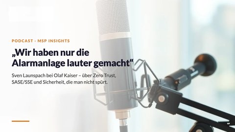 Studio-Mikrofon in hellem Podcast-Studio – Podcast MSP Insights mit Sven Launspach und Olaf Kaiser