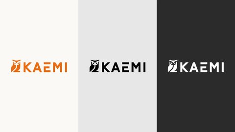 Das neue KAEMI-Logo in Orange auf hellem, in Schwarz auf grauem und in Weiß auf dunklem Grund