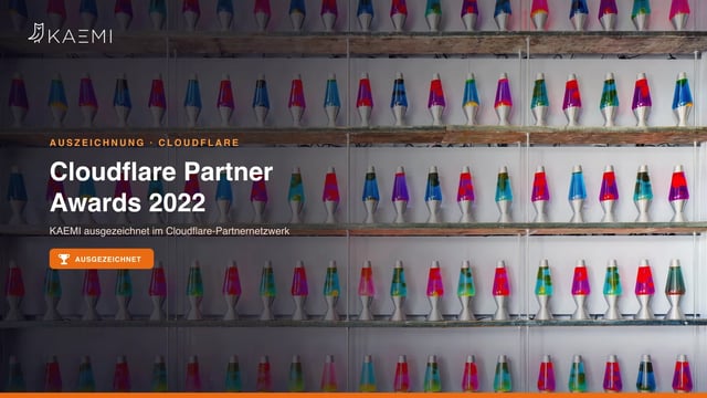 Cloudflare Partner Awards 2022 – KAEMI ausgezeichnet im Cloudflare-Partnernetzwerk; im Hintergrund Cloudflares Wand aus bunten Lavalampen