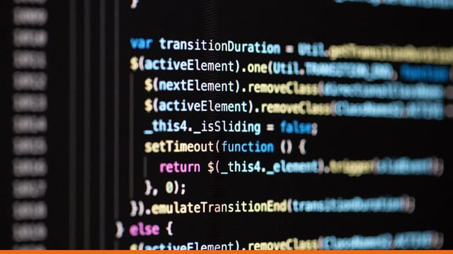 KI-generierter Programmcode auf einem Bildschirm – Symbol für automatisierte Angriffsketten