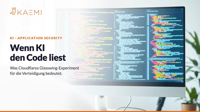 Heller Arbeitsplatz mit Code auf großem Monitor – Wenn KI den Code liest: Cloudflare Glasswing