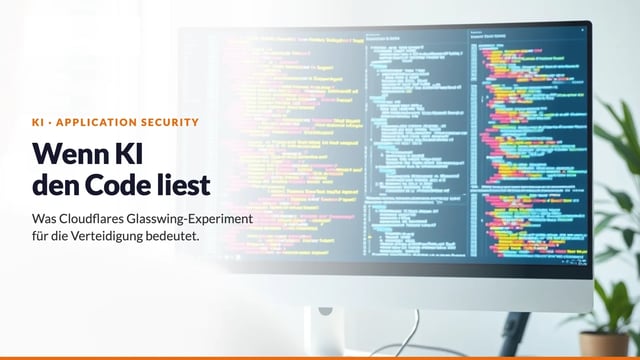 Heller Arbeitsplatz mit Code auf großem Monitor – Wenn KI den Code liest: Cloudflare Glasswing