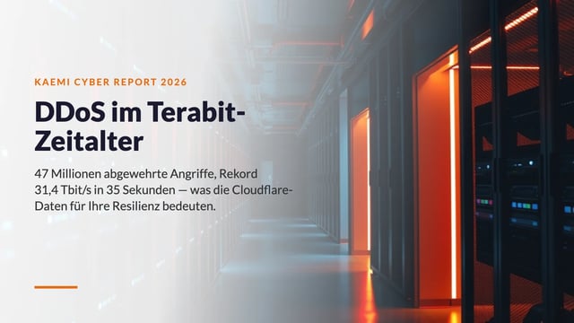 Rechenzentrums-Korridor mit orange beleuchteten Server-Racks — Titelbild zur KAEMI-Bedrohungsanalyse 2026: DDoS im Terabit-Zeitalter